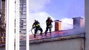 Lekári a sestričky na nohách. V budove polikliniky horelo