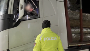 Nočná policajná akcia: Hliadky kontrolovali hlavne kamióny s drevom