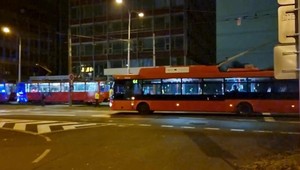 Strašná zrážka na ceste. Električka zrazila kuriéra s jedlom