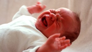 Matka odniesla novorodenca na cintorín, zakopala ho