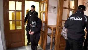 FOTO: Prípad streľby na rodinný dom objasnili. Poznajú aj motív