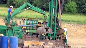 Američania chcú ťažiť ropu, Slováci im v tom bránia telom