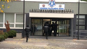 Razia kukláčov na policajnej akadémii čelí vážnej kritike. Ich postup mohol byť protizákonný