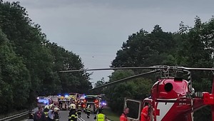 Pre zrážku vlaku s rušňom ošetrili viac ako 70 cestujúcich. Zranených odvážali sanitkami a vrtuľníkmi