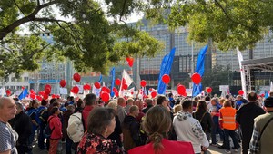 Tisícky ľudí protestovali na Námestí SNP proti chudobe a nečinnosti vlády
