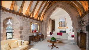 Chcete bývať v kostole? Netradičný dom prerobený z kaplnky je teraz na predaj