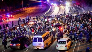 Ferguson zachvátili silné protesty, v uliciach sa strieľa