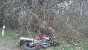 Vážna nehoda pri obci Nesvady. Vodič motorky skončil v nemocnici