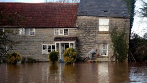 Záplavy na juhu Anglicka si vyžiadali dve obete