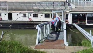 Bratislavskí hasiči zastavili potápanie opustenej lode pri Tyršovom námestí