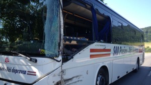 Pri Prešove sa zrazil autobus s nákladiakom