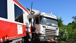 Vodič vošiel napriek výstražnému znameniu do koľajiska. Vlak kamión ťahal asi 100 metrov