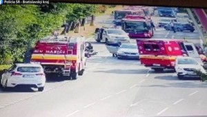 Hromadná nehoda v smere do centra Bratislavy. Premávku riadia policajti