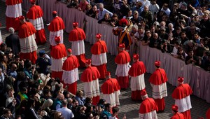 Tisíce veriacich sa zišli na Námestí sv. Petra, aby sa rozlúčili so zosnulým pápežom