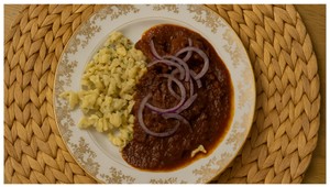 HLAVNÉ JEDLO - Hovädzí guláš s bylinkovými haluškami