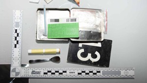 Manželia mali spolu nelegálny biznis. Pri obhliadke sa našlo viac ako 8 000 mg omamnej látky