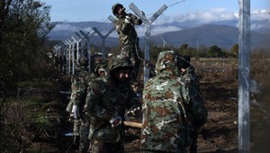 Macedónsko buduje plot na hraniciach s Gréckom, chce zastaviť príval utečencov