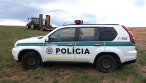 Traktorista našiel v kríkoch ľudskú kostru. Podľa polície môže ísť o vraždu