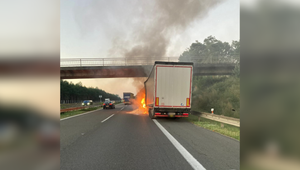 Požiar kamióna na D2: Pravý jazdný pruh smerom do Bratislavy je neprejazdný