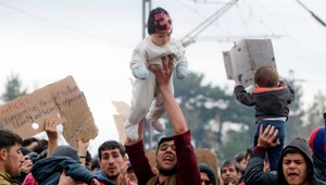 V Idomeni je žltačka typu A. Grécko sťahuje migrantov zo stanov