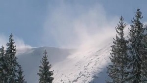 Tragická streda v Tatrách.  Muž zahynul pod lavínou