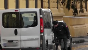 Anonym nahlásil bombu v dodávke pri škole. O ktorú ide, neuviedol