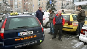 Policajti si posvietili na taxikárov. Kontrolovali aj čiernu prácu v baroch