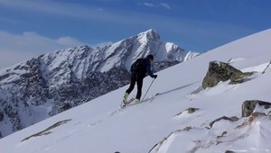 Chatu pod Rysmi zasypala lavína. Nebezpečenstvo stále platí