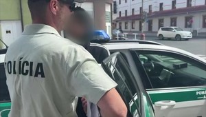 Súd poslal do väzby mladíkov, ktorí brutálne dobili bezdomovca