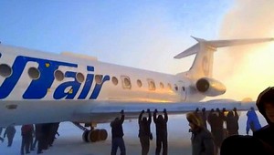 Neskutočné! Pasažieri tlačili na dráhu primrznuté lietadlo