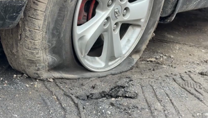 Nočný útok na autá: Páchateľ poškodil pneumatiky na viac ako 30 vozidlách