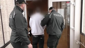 Podmienečný trest nepomohol, 25-ročný recidivista znovu napadol dvoch ľudí
