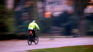 Cyklista skončil pod kolesami auta, v nemocnici bojuje o život