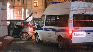 Policajti zasahovali pri banálnej nehode. V kufri havarovaného auta našli mŕtvolu ženy