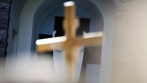 Nemecká polícia začala raziu proti podozrivým duchovným