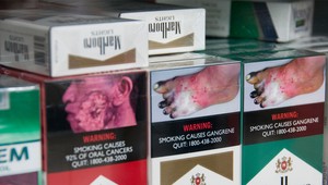 Varovné obrázky na cigaretách na fajčiarov nezaberajú, odradia nefajčiarov