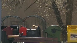 Strach z neprispôsobivých občanov: V skupinkách sa pohybujú bez rúšok a prehrabávajú sa v kontajneroch