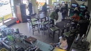 Kukláči zbalili vydierača, Ladislava vzali priamo z kaviarne