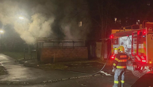 V meste vyčíňa podpaľač: Zhorelo 13 kontajnerov, polícia pátra po páchateľovi