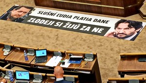 Odvolávanie Kaliňáka prerušili pre transparenty a tričká s nápismi