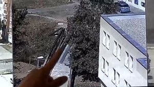 Policajtov držal v strehu celú noc. Muž sa pokúsil o samovraždu