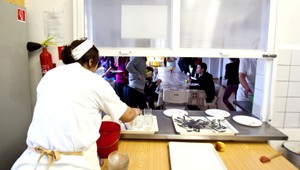 Oddelili deti v jedálni. Nevedia stolovať, tvrdí riaditeľ školy