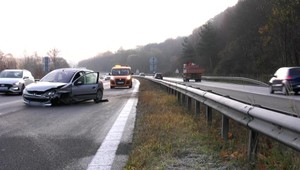 Jesenné počasie je veľmi premenlivé. Namrznutá vozovka znamená problém pre veľa šoférov