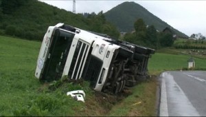 Čelná zrážka na Orave, vodiča museli vystrihnúť hasiči