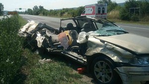 Osobné auto narazilo do dodávky stojacej v kolóne. Spolujazdec zraneniam na mieste podľahol