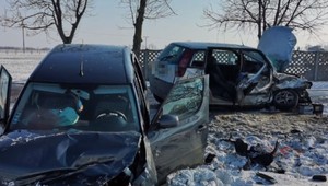 Pri čelnej zrážke sa zranili tri osoby, medzi nimi aj dieťa