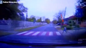 VIDEO: Vodič zrazil na priechode chlapca (6). Okoloidúci mu chceli pomôcť, ale zle