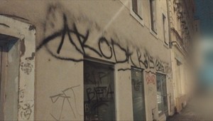 Sprejerov v centre Brna prezradil svedok, zadržali ich pri stanici