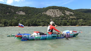 Na problém s plastovým odpadom upozornil po svojom. Dunaj splavil na PET fľašiach