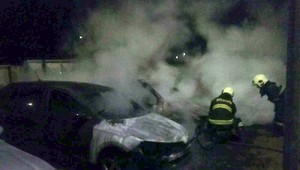 Nočný zásah hasičov. Plamene pohltili dve autá